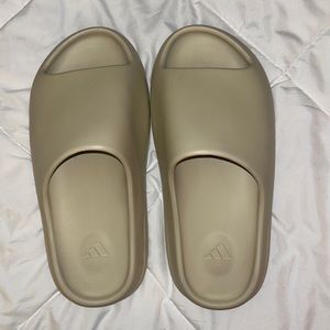 Adidas YEEZY SLIDES SIZE 8mens 10 women BEIGE/TAN